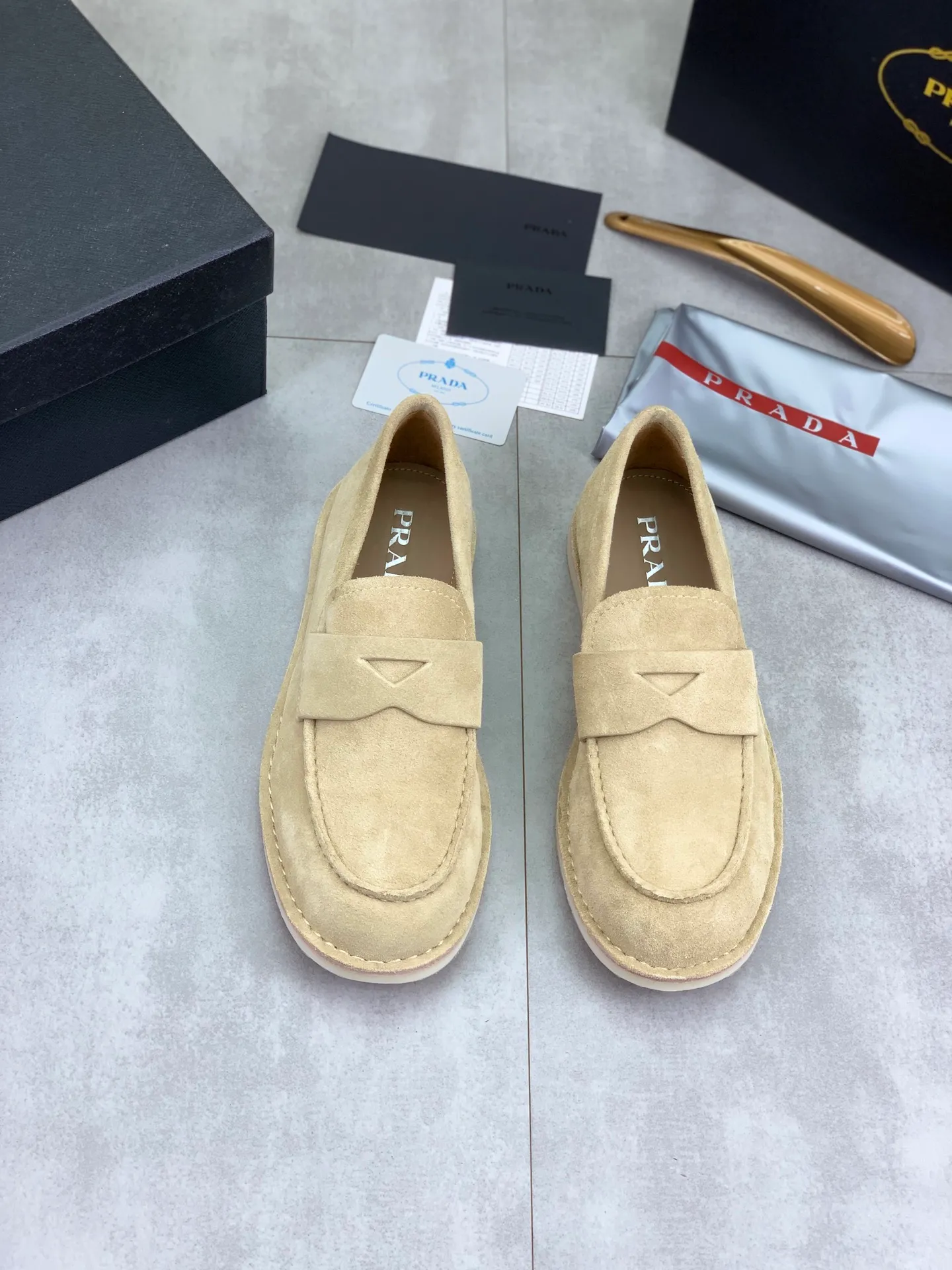 Factory price P740💰Original quality, top version🔱 ＰＲＡＤＡPrada. Men's business casual leather shoes, top quality cow leather. 1:1 shipment ⬆️Luxurious and noble, all made of imported original first-layer fine suede cowhide, just to create a more comfortable wearing experience. Upper: original comfortable open-edge bead-rubbed calfskin ➕Top imported water-dyed full cow lining, original high-end lightweight and comfortable TPU combination bottom ✔️Code number: 39-44 (38 45 Can be customized)